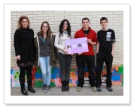 Alumnos del Instituto Mendaur con uno de los carteles junto a Ana Mari Arregui